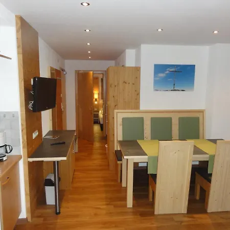 Haus Raetia Apartman *