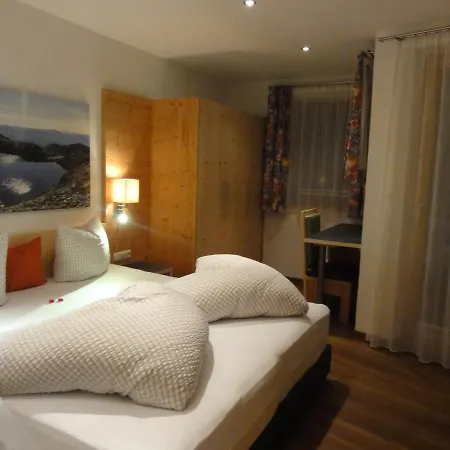 Haus Raetia Apartman *